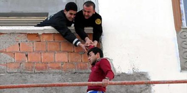 İnşaat iskelesinde 3 saatlik intihar girişimi
