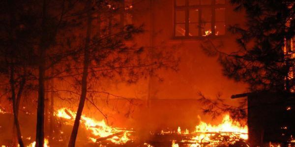 Erdemli'de 70 y�ll�k bina k�l oldu