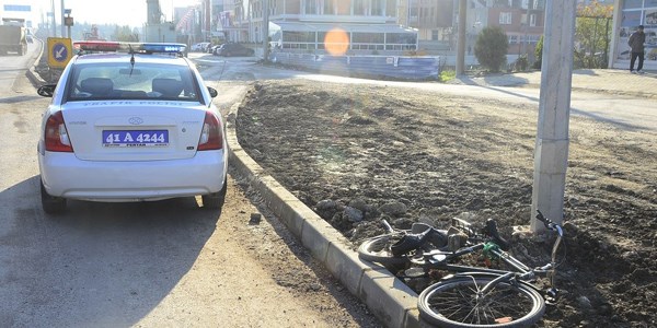 Yaşlı adam bisikletiyle otomobilin altında kaldı