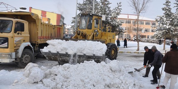 Bulanık Belediyesi'nden karla mücadele çalışması