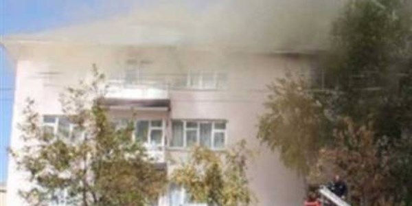 Askeri lojmandaki yang�nda 29 ki�i hastanelik oldu