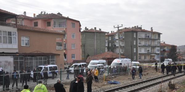 Tren �arpan i�itme ve konu�ma engelli kad�n �ld�