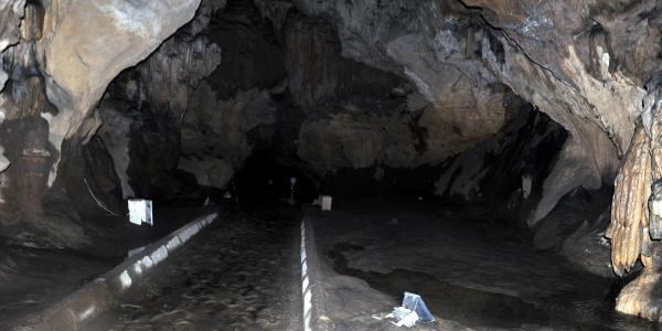 Turistik mağarayı su bastı