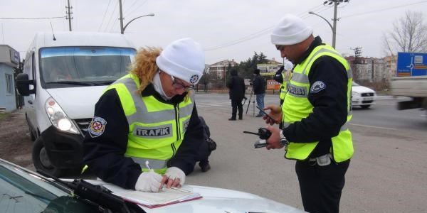 Kış lastiği takmayan otomobile 77 lira ceza