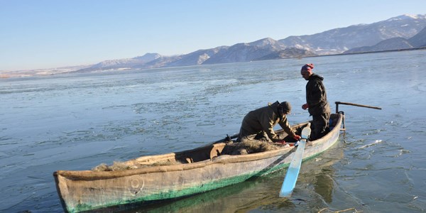 Balıkçı anne ile oğlunun buzda ekmek mücadelesi