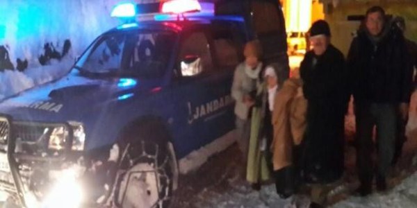 Kar nedeniyle köylerinde mahsur kalan yaşlı çift kurtarıldı