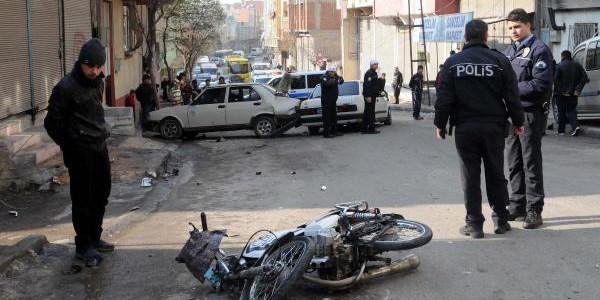 4 ki�iyi yaralayan s�r�c� otomobilini b�rak�p ka�t�