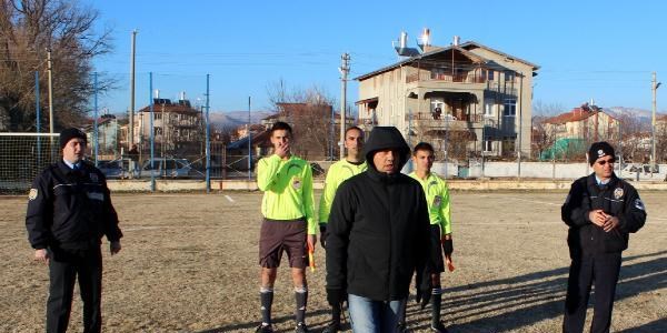 Gol say�lmad�, Belediye Ba�kan� hakemle tart��t�