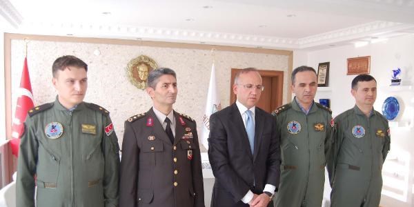 Hamile kadını hastaneye yetiştiren askeri helikopterin pilotlarına takdirname