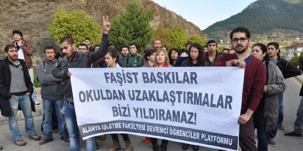 Uzaklaştırma cezası alan arkadaşları için eylem yaptılar