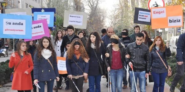 Üniversitelilerden öğrencilerden engellilere siyah bantlı destek