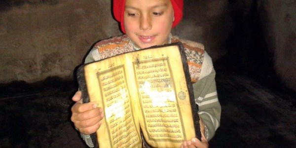 �mam lojman�nda ��kan yang�nda her �ey k�l olurken, Kur'an-� Kerim'e bir �ey olmad�