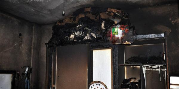 Elektrik sobas�ndan ��kan yang�n, yatak odas�n� yakt�
