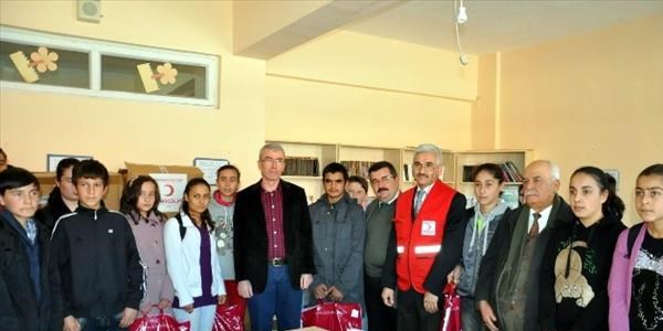 Kızılay öğrencileri giydiriyor