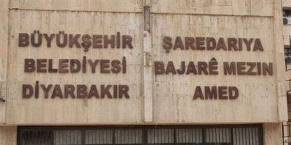 Belediyeye çift dilde tabela