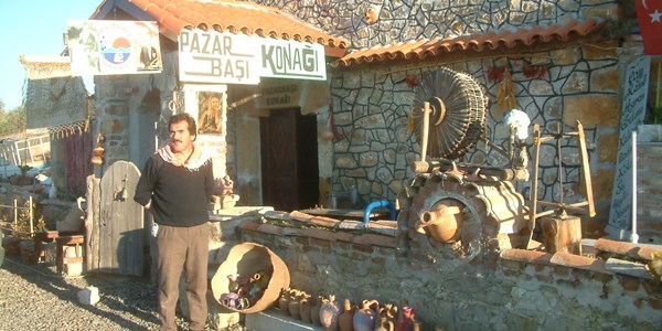 Burhaniye'de müze gibi çay evi
