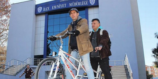 Görmeyen gözlerle Ankara için pedal çeviriyor