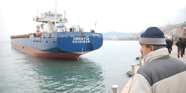 Karaya oturan gemi 9 gün sonra kurtarıldı