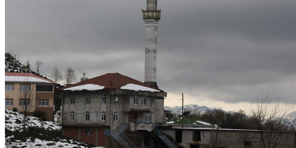 Köy yolu caminin içerisinden geçiyor