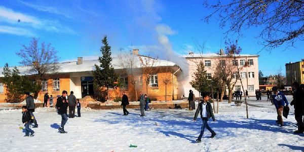 İlkokulda kazan patladı: 6 öğrenci yaralı/ Video