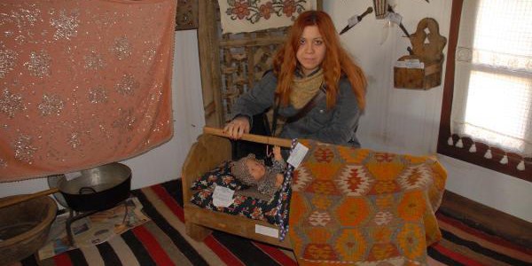 Gurbet�inin m�zesine b�y�k ilgi