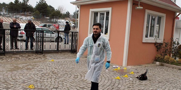 Adliye önünde silahlı saldırı: 1 ölü, 1 yaralı/ Video