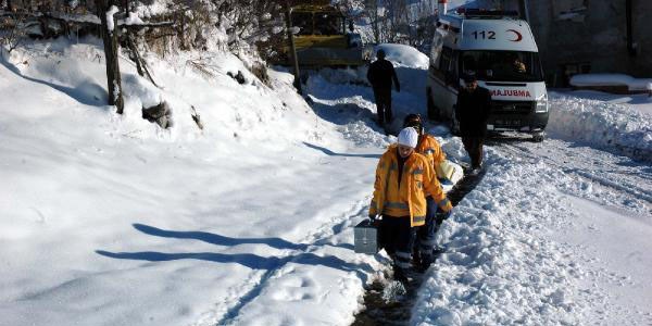 İki kardeş 7 saat süren operasyonla hastaneye ulaştırıldı