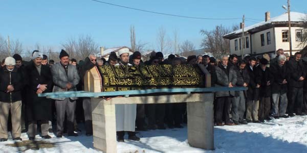 Kazada hayat�n� kaybeden �evik, topra�a verildi