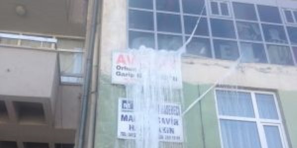 Silvan'da buz sarkıtları tehlike saçıyor