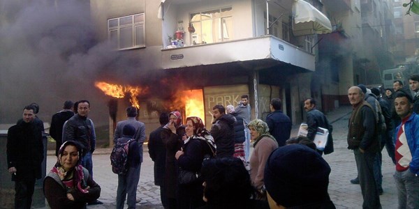 Samsun'da çıkan yangında tuhafiye deposu kül oldu