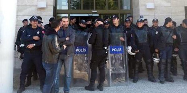 Öğrenciler Rektörlük binasını işgal etti