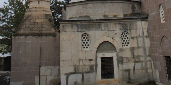 5 asırlık caminin minaresinde dökülmeler başladı
