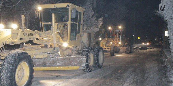 Belediye ekiplerinden eksi 10 derecede kar temizleme çalışması