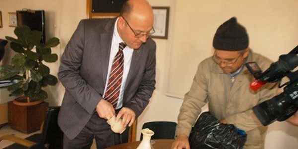 Tarlasını sürerken tarihi eser buldu