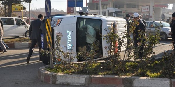Polis arabası devrildi: 1 yaralı
