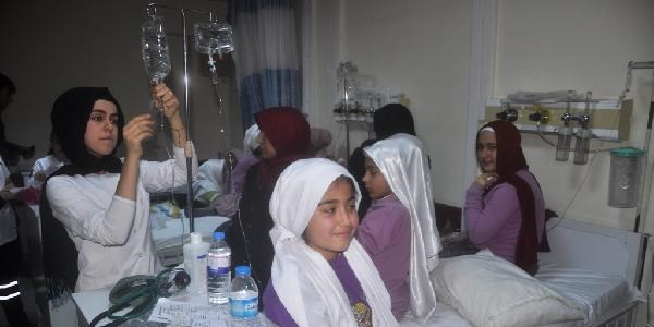 11 öğrenci yemekten zehirlendi