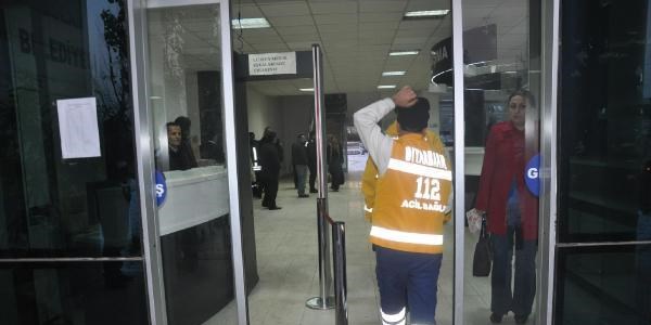 Hem kendisini, hem de belediye binasını yakmak istedi