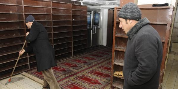 �mam hutbede bakanlar� savununca, bir grup camiyi terk etti