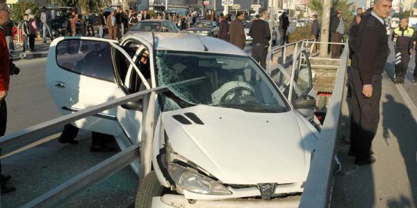 Kaza yapan kadının çantasını çalmak isteyenler linç ediliyordu