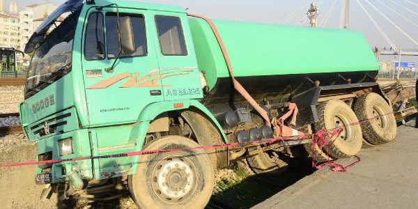 İzmit'te, hızlı tren hattına kamyon uçtu