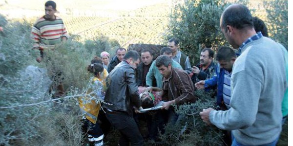 Devrilen traktörünün altında 2 saat kurtarılmayı bekledi
