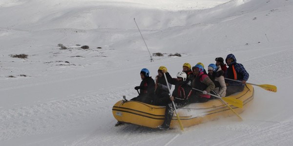 Ukraynalı ve Rus turistlerin kar üstünde rafting keyfi