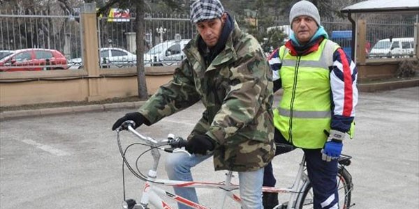 Görme engelli vatandaşın bisiklet seyahati sürüyor