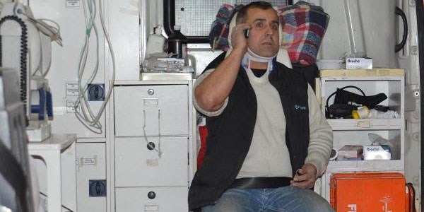 Kazada yaralandı, yakınlarını aradı