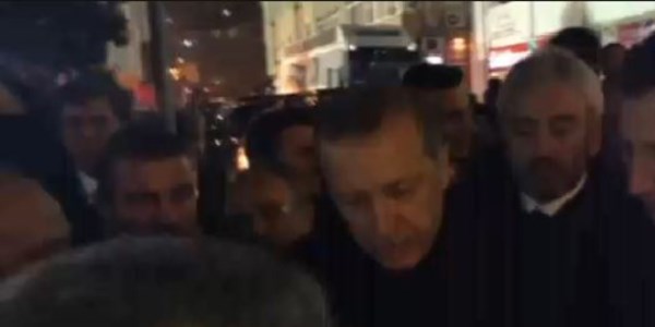 Başbakan'dan genç kıza: 'Sen ağlama ben ağlarım'/Video