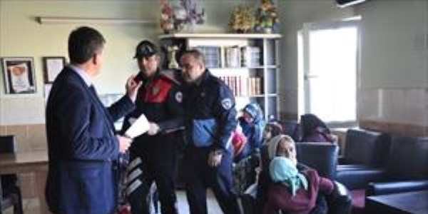 Sırtında çocuğuyla dilenen Aile Sosyal Politikalara bildirilecek