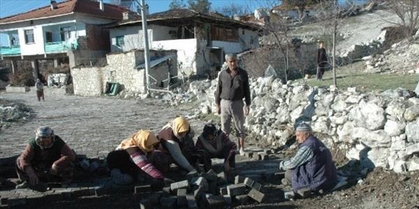 Köy yoluna kadın eli değdi