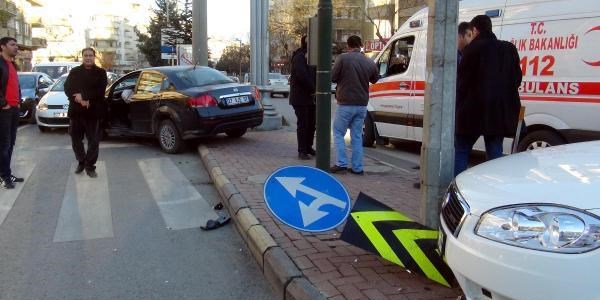 Kırmızı ışık ihlali yapan sürücü, 2 otomobile çarptı