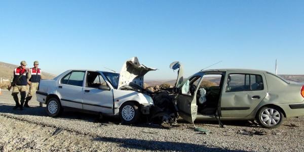 Düğün ve cenaze konvoyundaki otomobiller çarpıştı
