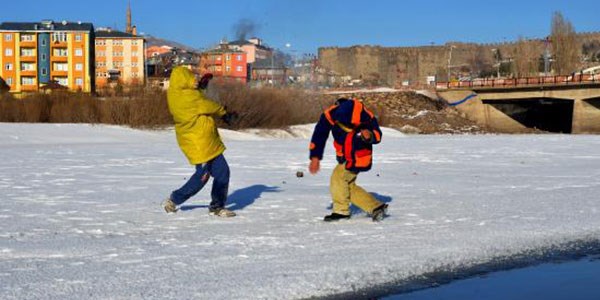 Buz tutan nehir y�r�y�� parkuru oldu